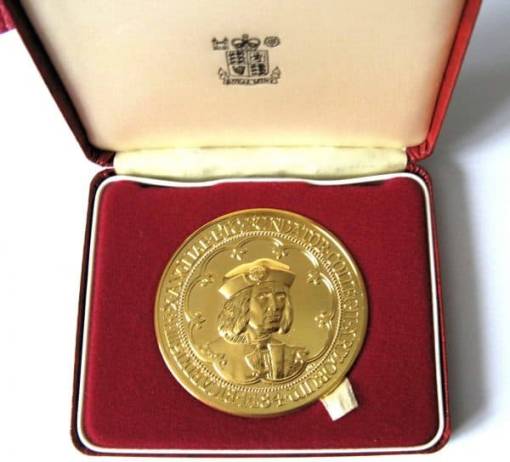 ROYAL MINT COLLEGE OF ARMS QUINCENTENARY GOLD PLATED MEDAL WITH RICHARD III