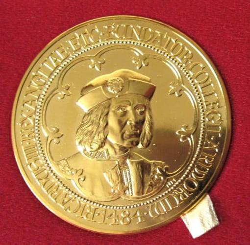 ROYAL MINT COLLEGE OF ARMS QUINCENTENARY GOLD PLATED MEDAL WITH RICHARD III