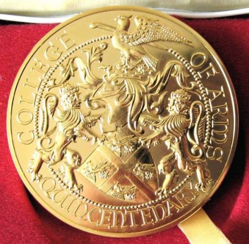 ROYAL MINT COLLEGE OF ARMS QUINCENTENARY GOLD PLATED MEDAL WITH RICHARD III