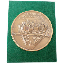 Alternative view of US Pittsburgh Bicentennial Bronze Medal 1758 1958